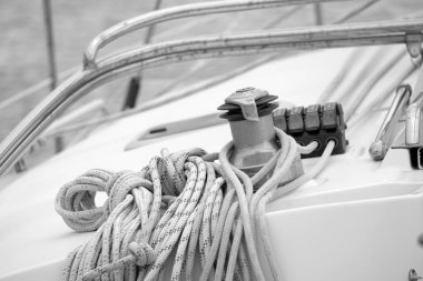 İtalya, Sicilya, Akdeniz, Marina di Ragusa (Ragusa Eyaleti); limandaki bir yelkenli teknesinde vinç ve deniz ipleri 