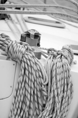 İtalya, Sicilya, Akdeniz, Marina di Ragusa (Ragusa Eyaleti); 29 Nisan 2020, limandaki bir yelkenli teknesinin vinç ve deniz ipleri - EDITORIAL