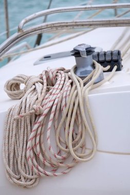 İtalya, Sicilya, Akdeniz, Marina di Ragusa (Ragusa Eyaleti); limandaki bir yelkenli teknesinde vinç ve deniz ipleri 