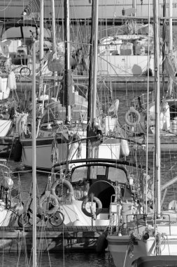 İtalya, Sicilya, Akdeniz, Marina di Ragusa (Ragusa ili); 30 Nisan 2020, limanda lüks yatlar - EDITORIAL