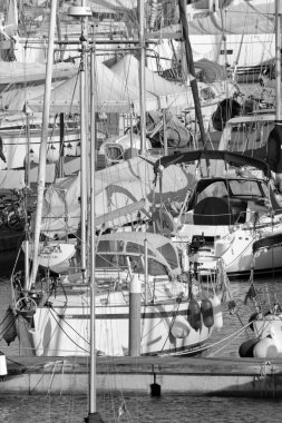 İtalya, Sicilya, Akdeniz, Marina di Ragusa (Ragusa ili); 30 Nisan 2020, limanda lüks yatlar - EDITORIAL