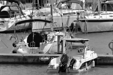 İtalya, Sicilya, Akdeniz, Marina di Ragusa (Ragusa ili); 1 Mayıs 2020, limanda lüks yatlar - EDITORIAL