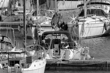 İtalya, Sicilya, Akdeniz, Marina di Ragusa (Ragusa Eyaleti); 1 Mayıs 2020, limandaki bir yelkenli teknesinde adam - EDITORIAL