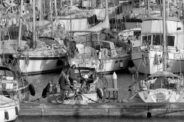 İtalya, Sicilya, Akdeniz, Marina di Ragusa (Ragusa Eyaleti); 1 Mayıs 2020, limandaki insanlar ve lüks yatlar - EDITORIAL