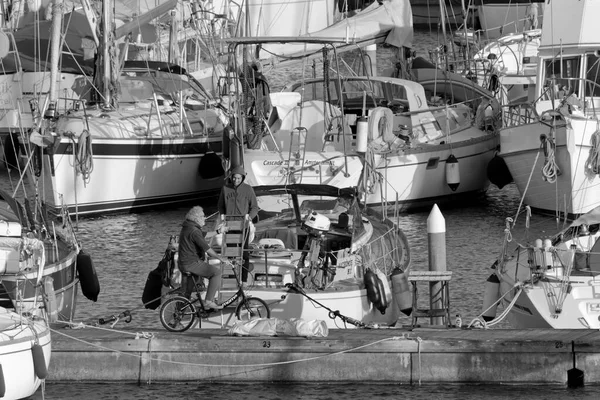 意大利 西西里 地中海 拉古萨港 拉古萨省 2020年5月1日 港口内的人员和豪华游艇 Editorial — 图库照片