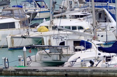 İtalya, Sicilya, Akdeniz, Marina di Ragusa (Ragusa ili); 2 Mayıs 2020, limanda lüks yatlar - EDITORIAL