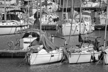 İtalya, Sicilya, Akdeniz, Marina di Ragusa (Ragusa Eyaleti); 3 Mayıs 2020, limanda yelkenli tekneleri - EDITORIAL