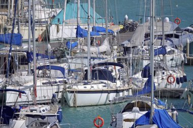 İtalya, Sicilya, Akdeniz, Marina di Ragusa (Ragusa ili); 3 Mayıs 2020, limanda lüks yatlar - EDITORIAL