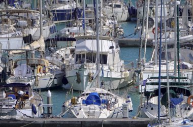 İtalya, Sicilya, Akdeniz, Marina di Ragusa (Ragusa ili); 3 Mayıs 2020, limanda lüks yatlar - EDITORIAL