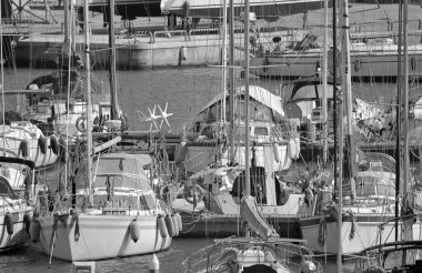 İtalya, Sicilya, Akdeniz, Marina di Ragusa (Ragusa Eyaleti); 3 Mayıs 2020, limanda yelkenli tekneleri - EDITORIAL