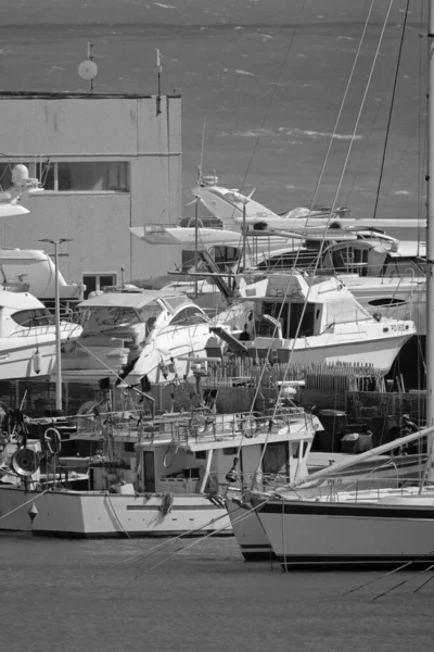 意大利 西西里 拉古萨 拉古萨省 2020年5月3日 港口的镰状木制渔船和豪华游艇 Editorial — 图库照片