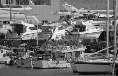 İtalya, Sicilya, Marina di Ragusa (Ragusa Eyaleti), 3 Mayıs 2020, Sicilya tahtadan balıkçı tekneleri ve limanda lüks yatlar - EDITORIAL