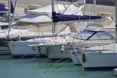 İtalya, Sicilya, Akdeniz, Marina di Ragusa (Ragusa ili); 3 Mayıs 2020, limanda lüks yatlar - EDITORIAL