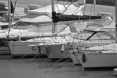 İtalya, Sicilya, Akdeniz, Marina di Ragusa (Ragusa ili); 3 Mayıs 2020, limanda lüks yatlar - EDITORIAL