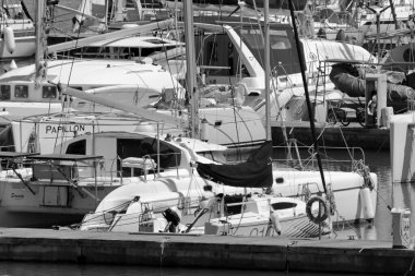 İtalya, Sicilya, Akdeniz, Marina di Ragusa (Ragusa ili); 4 Mayıs 2020, limanda lüks yatlar - EDITORIAL