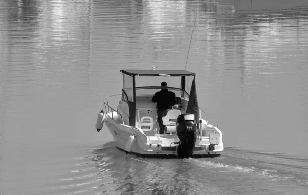 イタリア シチリア島 地中海 マリーナ ラグーザ ラグーザ州 5月2020 ポート内のモーターボートに乗って男 Editorial — ストック写真
