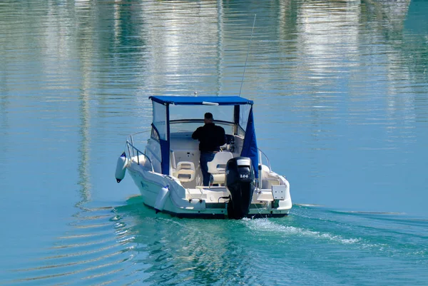 イタリア シチリア島 地中海 マリーナ ラグーザ ラグーザ州 5月2020 ポート内のモーターボートに乗って男 Editorial — ストック写真