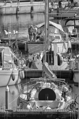 İtalya, Sicilya, Akdeniz, Marina di Ragusa (Ragusa Eyaleti); 5 Mayıs 2020, limandaki insanlar ve lüks yatlar - EDITORIAL