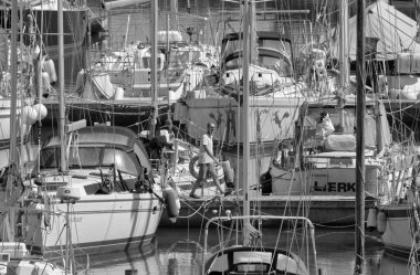 İtalya, Sicilya, Akdeniz, Marina di Ragusa (Ragusa Eyaleti); 5 Mayıs 2020, limandaki insanlar ve lüks yatlar - EDITORIAL