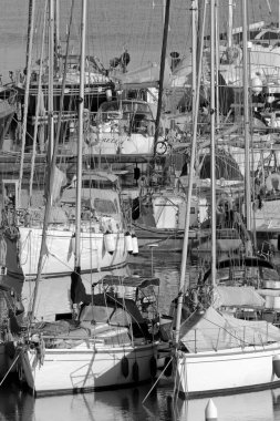 İtalya, Sicilya, Akdeniz, Marina di Ragusa (Ragusa ili); 5 Mayıs 2020, limanda lüks yatlar - EDITORIAL