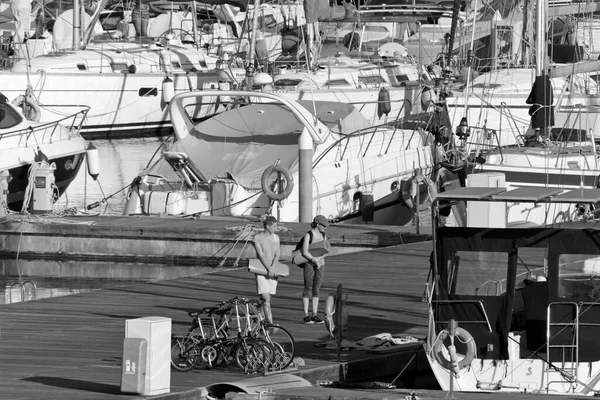 イタリア シチリア島 地中海 マリーナ ラグーザ ラグーザ州 5月2020 港の人々と豪華ヨット Editorial — ストック写真
