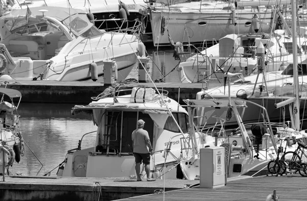 意大利 西西里 地中海 拉古萨港 拉古萨省 2020年5月6日 港口内的人员和豪华游艇 Editorial — 图库照片