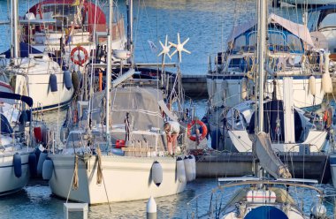 İtalya, Sicilya, Akdeniz, Marina di Ragusa (Ragusa Eyaleti); 6 Mayıs 2020, limandaki bir yelkenli teknesinde kadın - EDITORIAL