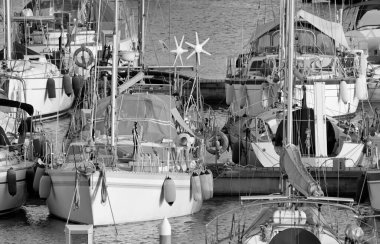 İtalya, Sicilya, Akdeniz, Marina di Ragusa (Ragusa Eyaleti); 6 Mayıs 2020, limandaki bir yelkenli teknesinde kadın - EDITORIAL