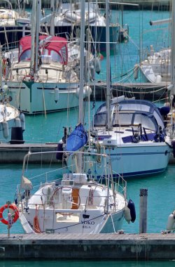 İtalya, Sicilya, Akdeniz, Marina di Ragusa (Ragusa Eyaleti); 7 Mayıs 2020, limanda yelkenli tekneleri - EDITORIAL