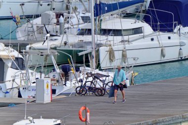 İtalya, Sicilya, Akdeniz, Marina di Ragusa (Ragusa ili); 7 Mayıs 2020, limandaki insanlar ve lüks yatlar - EDITORIAL