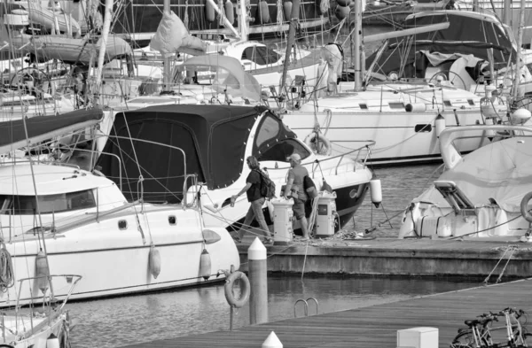 意大利 西西里 地中海 拉古萨港 拉古萨省 2020年5月7日 港口内的人员和豪华游艇 Editorial — 图库照片