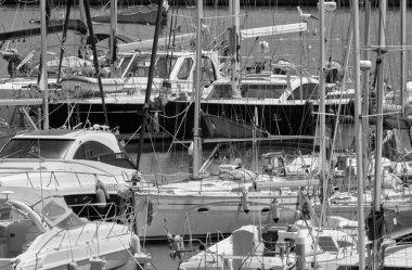 İtalya, Sicilya, Akdeniz, Marina di Ragusa (Ragusa ili); 8 Mayıs 2020, limanda lüks yatlar - EDITORIAL