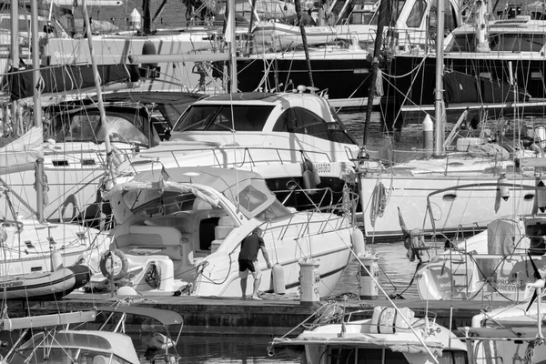 İtalya, Sicilya, Akdeniz, Marina di Ragusa (Ragusa Eyaleti); 8 Mayıs 2020, limandaki insanlar ve lüks yatlar - EDITORIAL