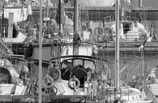 意大利 西西里 地中海 拉古萨海 拉古萨省 2020年5月8日 港口一艘帆船上的人 Editorial — 图库照片