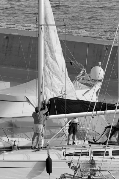 Italien Sicilien Medelhavet Marina Ragusa Ragusaprovinsen Maj 2020 Människor Segelbåt — Stockfoto