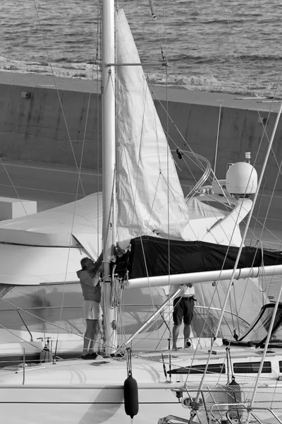 Italien Sicilien Medelhavet Marina Ragusa Ragusaprovinsen Maj 2020 Människor Segelbåt — Stockfoto