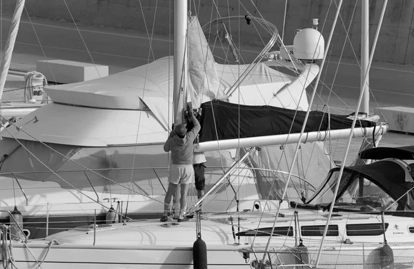 Italien Sicilien Medelhavet Marina Ragusa Ragusaprovinsen Maj 2020 Människor Segelbåt — Stockfoto