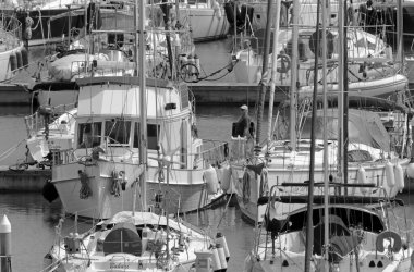 İtalya, Sicilya, Akdeniz, Marina di Ragusa (Ragusa Eyaleti); 9 Mayıs 2020, limandaki insanlar ve lüks yatlar - EDITORIAL