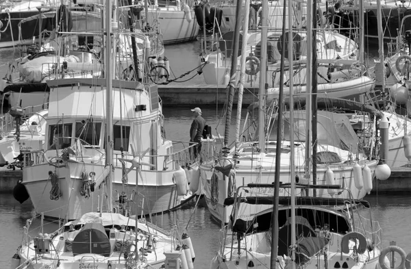 意大利 西西里 地中海 拉古萨港 拉古萨省 2020年5月9日 港口内的人员和豪华游艇 Editorial — 图库照片