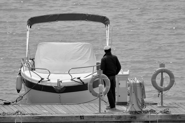 Talya Sicilya Akdeniz Marina Ragusa Ragusa Eyaleti Limanda Bir Adam — Stok fotoğraf
