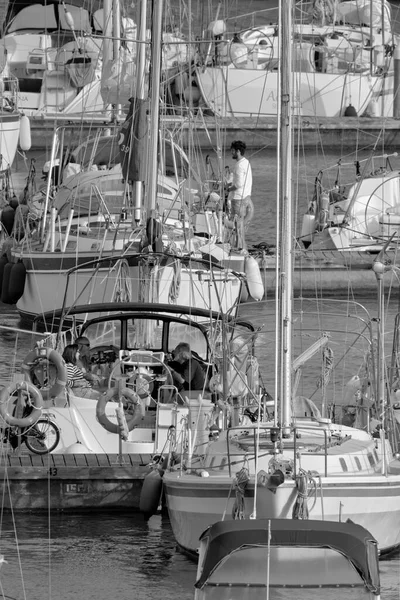 Italien Sicilien Medelhavet Marina Ragusa Ragusaprovinsen Maj 2020 Människor Segelbåt — Stockfoto