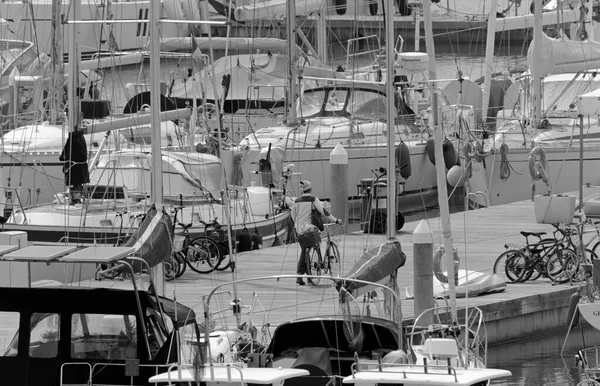 意大利 西西里 地中海 拉古萨港 拉古萨省 2020年5月11日 港口内的人员和豪华游艇 Editorial — 图库照片