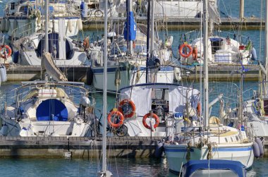 İtalya, Sicilya, Akdeniz, Marina di Ragusa (Ragusa Eyaleti); 12 Mayıs 2020, limanda yelkenli tekneleri - EDITORIAL