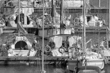 İtalya, Sicilya, Akdeniz, Marina di Ragusa (Ragusa Eyaleti); 12 Mayıs 2020, limanda yelkenli tekneleri - EDITORIAL