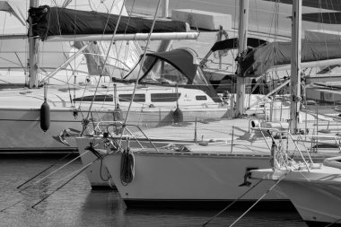 İtalya, Sicilya, Akdeniz, Marina di Ragusa (Ragusa Eyaleti); 12 Mayıs 2020, limanda yelkenli tekneleri - EDITORIAL