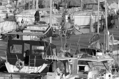 İtalya, Sicilya, Akdeniz, Marina di Ragusa (Ragusa Eyaleti); 12 Mayıs 2020, limandaki insanlar ve lüks yatlar - EDITORIAL