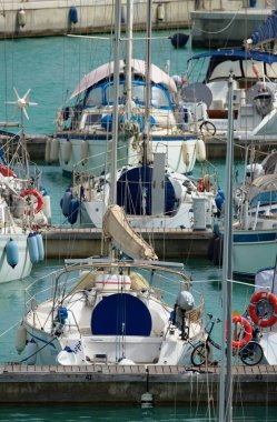 İtalya, Sicilya, Akdeniz, Marina di Ragusa (Ragusa Eyaleti); 13 Mayıs 2020, limanda yelkenli tekneleri - EDITORIAL