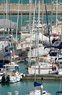 İtalya, Sicilya, Akdeniz, Marina di Ragusa (Ragusa Eyaleti); 13 Mayıs 2020, limanda motorlu tekne ve lüks yatlar - EDITORIAL