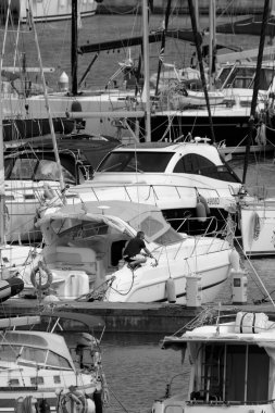 İtalya, Sicilya, Akdeniz, Marina di Ragusa (Ragusa Eyaleti); 13 Mayıs 2020, limandaki insanlar ve lüks yatlar - EDITORIAL