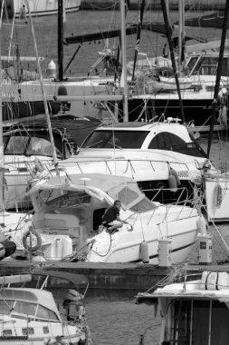 İtalya, Sicilya, Akdeniz, Marina di Ragusa (Ragusa Eyaleti); 13 Mayıs 2020, limandaki insanlar ve lüks yatlar - EDITORIAL